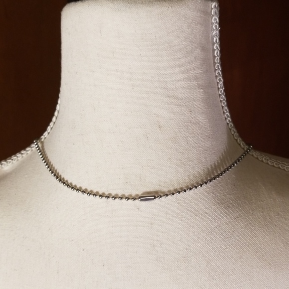 Necklace with a capitol E - Picture 4 of 5